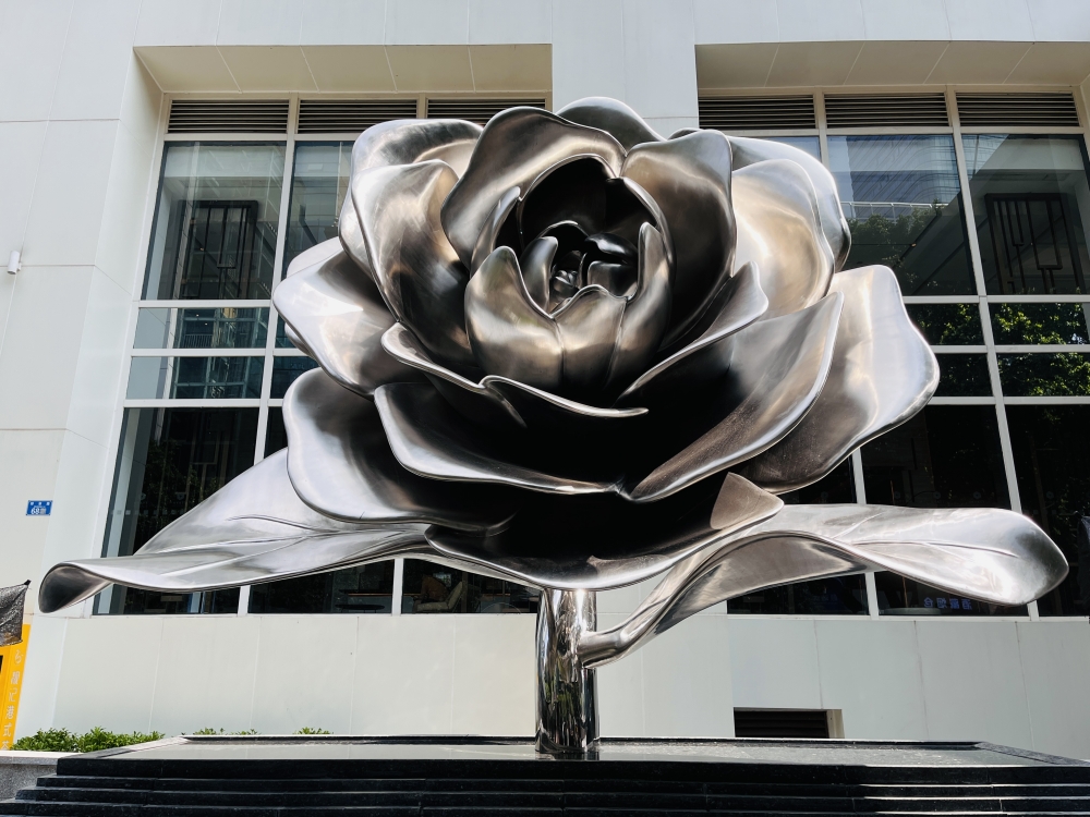 重庆渝中区解放碑《山搽花》不锈钢雕塑