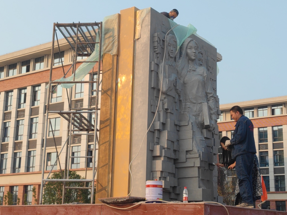 四川宜宾一曼中学校园雕塑