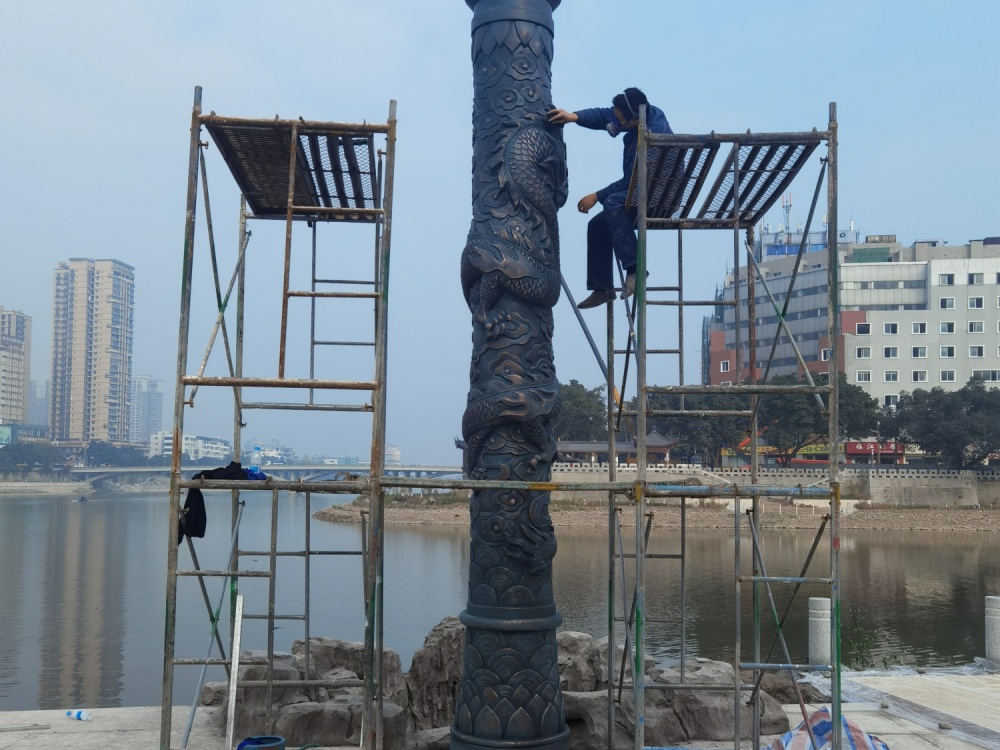 四川乐山龙头柱雕塑