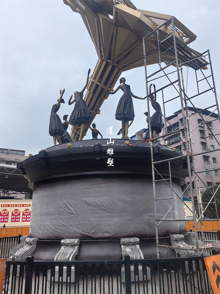 四川蓬安县音乐广场芭蕾舞人物雕塑