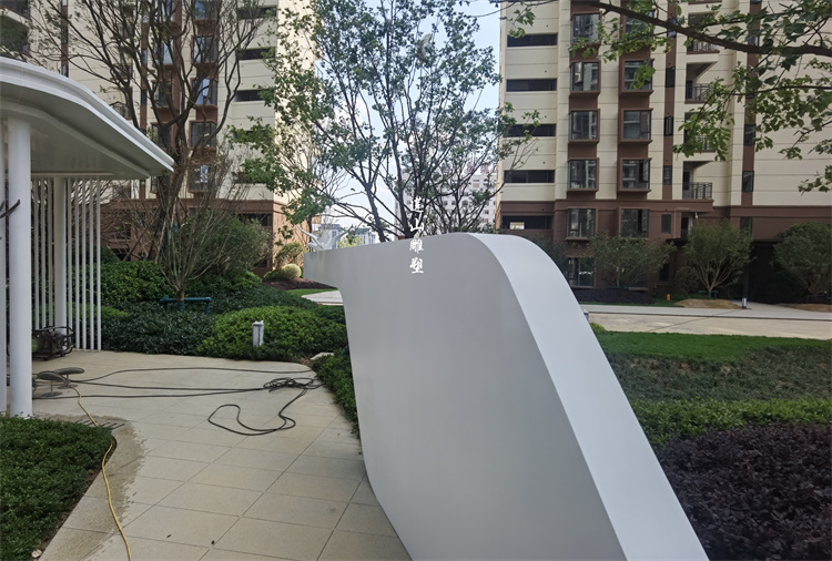 云南玉溪邦泰·云玺地产不锈钢雕塑